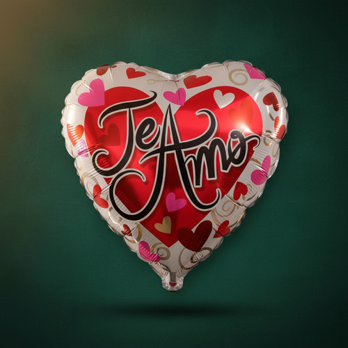 Globo en forma de corazón con mensaje Te Amo Globo metálico en forma de corazón con la frase Te Amo y estampado de corazones de colores sobre fondo verde oscuro