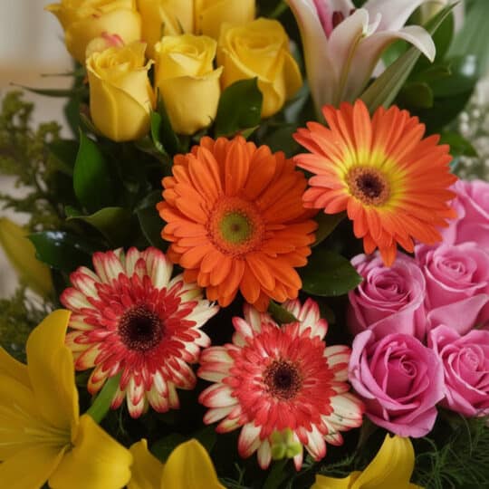 Primer plano extremo de Arreglo Floral Exótico Paraíso con texturas hiperrealistas, gotas de rocío sutiles y colores vibrante