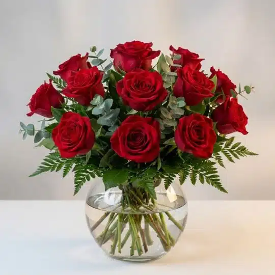 Arreglo floral Graziella con 12 rosas rojas frescas en un jarrón de cristal, ideal para regalar en cualquier ocasión especial
