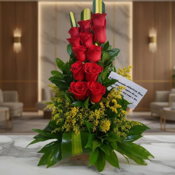 Arreglo Floral Pensando en Ti: Rosas Rojas Frescas para Regalar Arreglo floral Pensando en Ti con rosas rojas vibrantes y follaje verde, ideal para expresar amor y cariño en cualquier ocasi