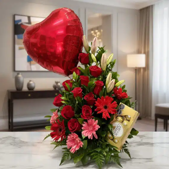 Arreglo Floral Te Amo: Rosas Rojas, Lirios y Chocolates para Enamorar Arreglo floral 'Te Amo' con rosas rojas, lirios blancos, gerberas rosadas y rojas, follaje verde, un globo de corazón rojo y