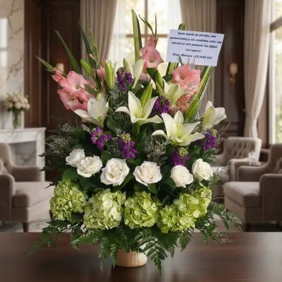 Arreglo Fúnebre Te Fuiste: Elegancia y Respeto en Cada Flor Arreglo fúnebre Te Fuiste con lirios blancos, gladiolos rosas, rosas blancas y hortensias verdes, en sala de velación premium